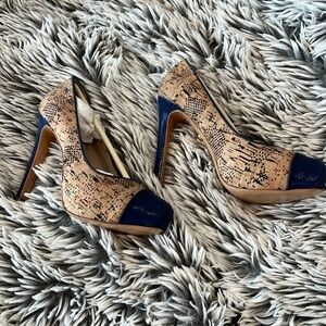 POUR LA VICTOIRE Gianna Pump Metallic Cork Blue Toe Heel NWT Size 7